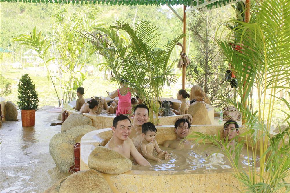 Không gian tắm bùn khoáng hòa mình cùng thiên nhiên tại Yang Bay