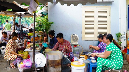 Cháo lòng đặc trưng tại tiệm cháo Sài Gòn