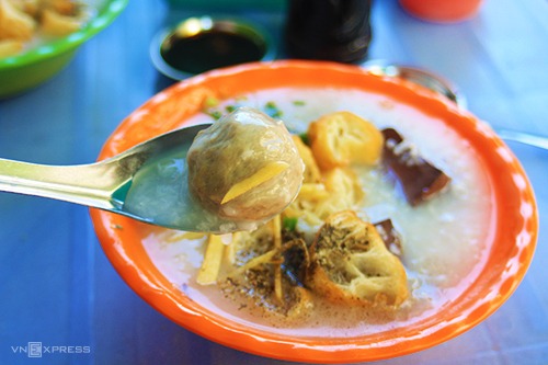 Cháo bò viên tại tiệm cháo Sài Gòn