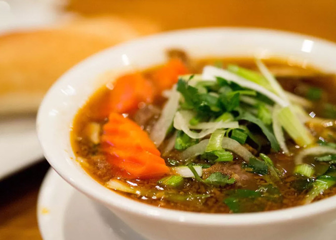 Sidestreet Pho & Grill luôn đông khách vào cuối tuần, chuyên bán các món ăn đường phố của Việt Nam. Đến đây, thực khách được tùy ý chọn các loại thịt và nước phở để kết hợp với nhau nên đôi khi có những món phở hiếm thấy như phở thịt heo BBQ, phở hải sản...