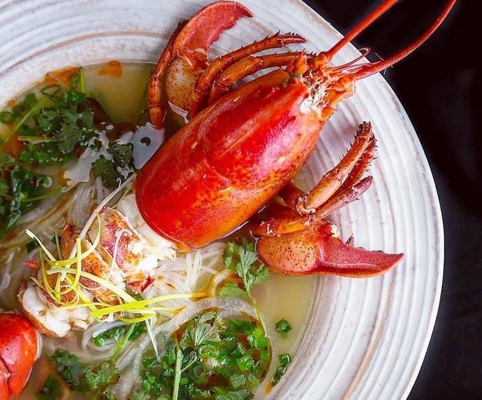 District One Kitchen & Bar đặt tên dựa trên quận 1 (TP HCM), gây ấn tượng với tô phở tôm hùm to mà hiếm nơi nào có, bên cạnh những món phở bò, tái, nạm bình thường. Sợi phở nhỏ, nước đậm vị và giá cả thì lên xuống tùy giá tôm theo mùa.
