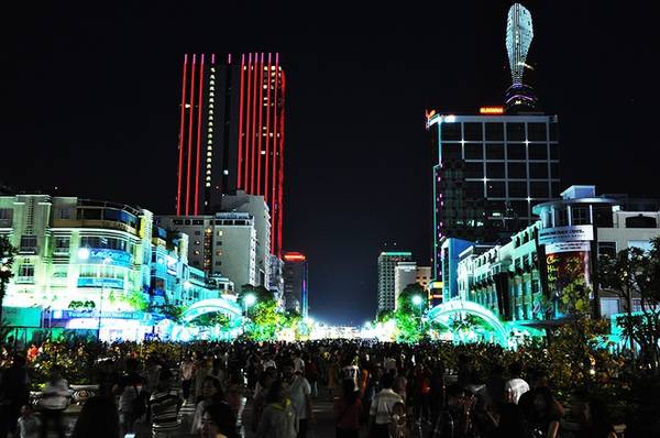 Phố đi bộ Nguyễn Huệ - Trải nghiệm Sài Gòn hiện đại khi dạo bước trên phố đi bộ
