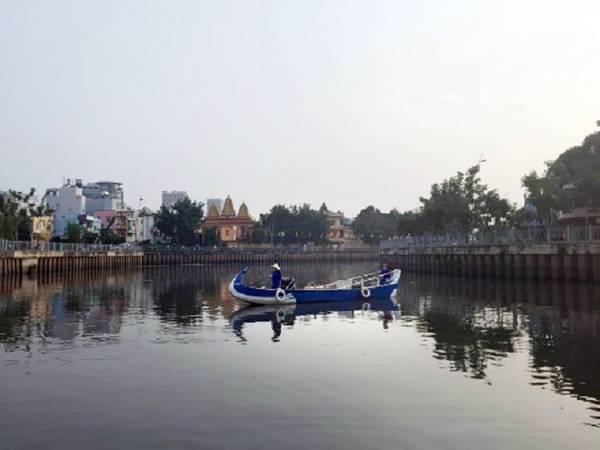 Du thuyền kênh Nhiêu Lộc:  Tour du lịch sông nước này cho bạn cảm giác Sài Gòn bình yên và trầm mặc từ giai điệu từ chiếc kèn harmonica, những câu hát đờn ca tài tử. Thuyền xuất bến ở bến thuyền Lê Văn Sỹ (quận 3) hoặc bến Thị Nghè (quận 1), đưa bạn đi 4,5 km trên dòng kênh Nhiêu Lộc uốn lượn quanh co theo những thăng trầm của Sài Gòn. Giá cho một người đi trên thuyền Phụng (3-5 người/ thuyền) là 220.000 đồng và vé trên thuyền Qui (10-22 người/ thuyền) là 110.000 đồng. Ảnh: Thảo Nghi.