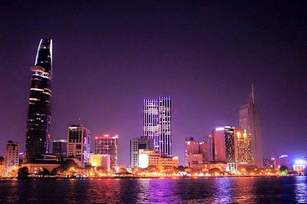 Ngắm Sài Gòn lung linh từ quận 2: Địa điểm để ngắm toàn cảnh quận 1 lung linh chính là Công viên Hầm Thủ Thiêm, nơi có thể nhìn bao quát toàn bộ bờ sông Sài Gòn rực sáng về đêm. Đây là địa điểm thú vị để tụ tập cuối tuần với gió mát rượi từ sông, chuẩn bị vài món ăn cùng bạn bè. Bạn có thể đi từ buổi chiều để ngắm cảnh mặt trời lặn đằng sau những toà cao ốc và thành phố lung linh khi lên đèn. Ảnh: Thủy Phương.