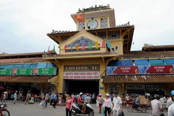 Khám phá Chợ Lớn: Là một trong những khu chợ có lịch sử lâu đời nhất tại thành phố, Chợ Lớn có nhiều điều thú vị đợi bạn khám phá, và tìm hiểu về cuộc sống của người gốc Hoa sinh sống quanh đây. Hãy tham quan các Hội quán, chùa Bà… để tìm hiểu về văn hóa, kiến trúc ấn tượng. Và đừng bỏ lỡ việc thưởng thức ẩm thực Chợ Lớn, đặc biệt là những quán ăn, tiệm mì, chè… tồn tại hơn nửa đời người nơi đây. Ảnh: Thanh Hải.