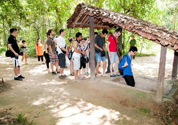 Địa đạo Củ Chi:  Cách trung tâm TP HCM khoảng 70 km, khu di tích Củ Chi là lựa chọn phù hợp cho chuyến đi trong ngày tìm hiểu về lịch sử. Từ chợ Bến Thành đi xe bus số 13, sau đó là xe số 79 hoặc 122 để tới Củ Chi. Ở mỗi khu địa đạo, du khách đều được hướng dẫn viên đưa đi tham quan, thuyết minh chi tiết về các di tích, điểm tái hiện lịch sử. Bạn sẽ trải nghiệm chui địa đạo thực thụ, thực tế nghề truyền thống làm bánh tráng Củ Chi, thưởng thức đặc sản địa phương. Vé vào cửa tham quan là 20.000 đồng với khách trong nước và 80.000 đồng với khách nước ngoài. Ảnh: Hải Nam.