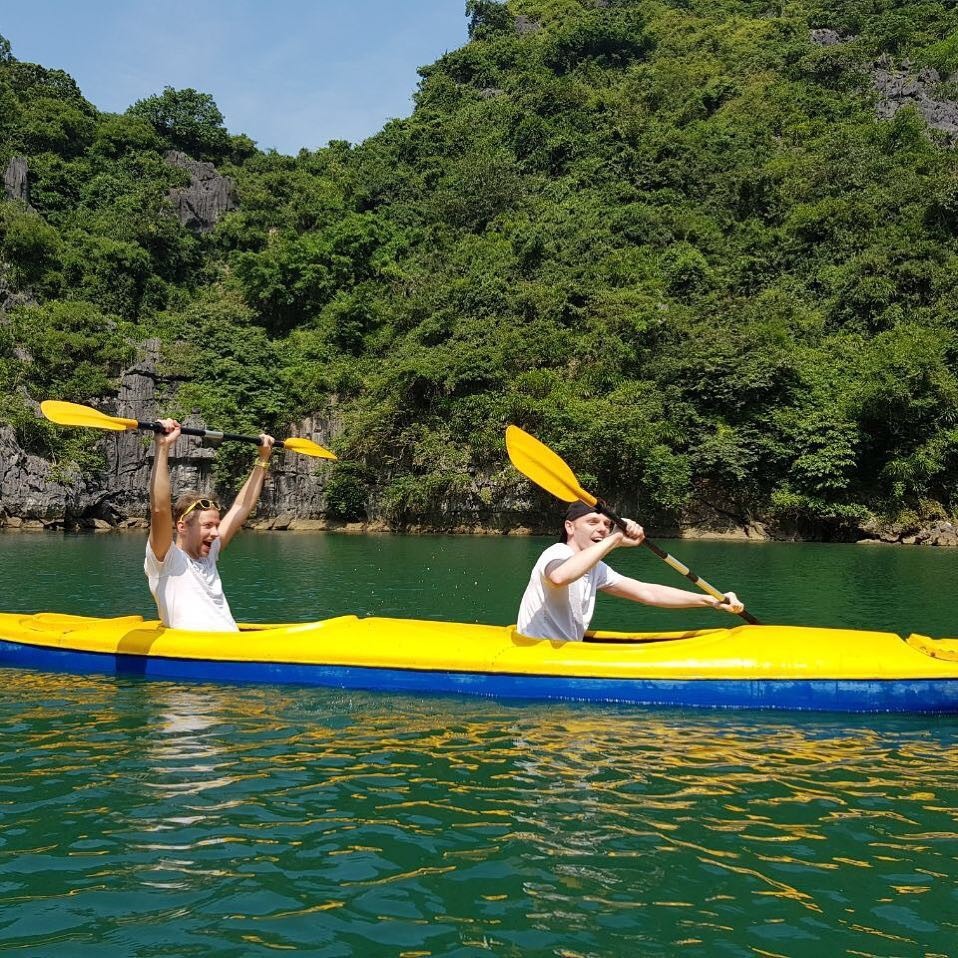Khám phá hang động khi du lịch Quảng Ninh
