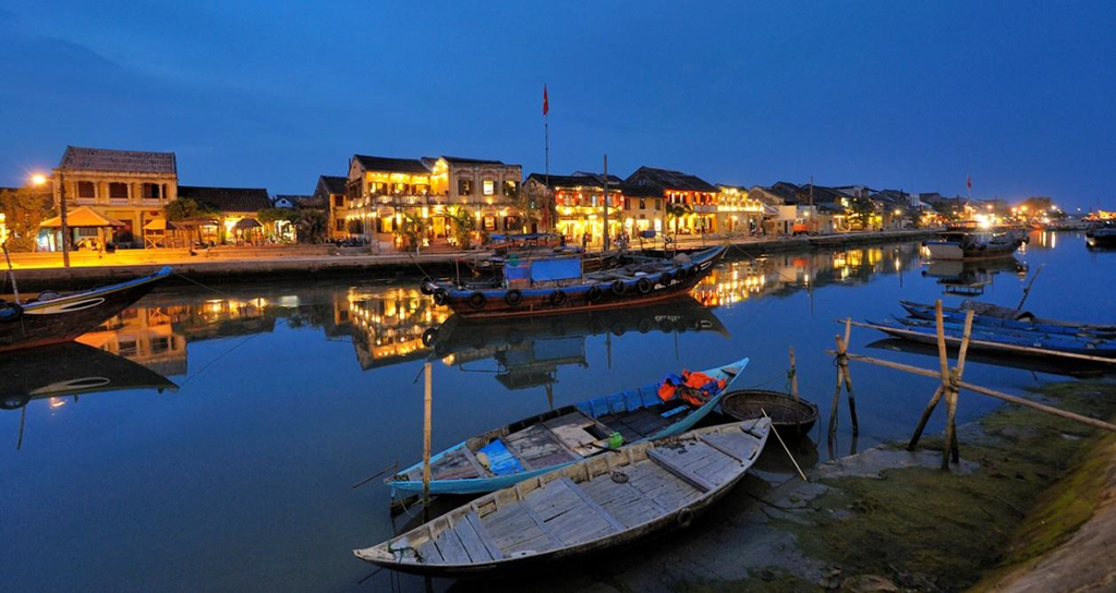 Du thuyền trên sông Thu Bồn khi ánh hoàng hôn sắp tắt là một trải nghiệm đáng thử ở Hội An. Du khách có khá nhiều lựa chọn từ những bên cung cấp dịch vụ. Bên cạnh thuyền gỗ truyền thống, Culture Trip gợi ý khách tới Hội An nên trải nghiệm du thuyền chất lượng cao với bữa ăn 5 món, cocktail, âm nhạc du dương để hòa mình vào khung cảnh tuyệt sắc của phố cổ. Ảnh: Living + Nomads. Du thuyền trên sông Thu Bồn khi ánh hoàng hôn sắp tắt là một trải nghiệm đáng thử ở Hội An. Du khách có khá nhiều lựa chọn từ những bên cung cấp dịch vụ. Bên cạnh thuyền gỗ truyền thống, Culture Trip gợi ý khách tới Hội An nên trải nghiệm du thuyền chất lượng cao với bữa ăn 5 món, cocktail, âm nhạc du dương để hòa mình vào khung cảnh tuyệt sắc của phố cổ. Ảnh: Living + Nomads.