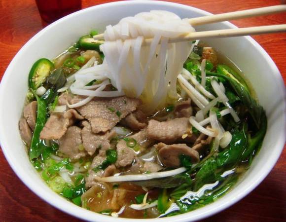 Bát phở bò thơm ngon nức tiếng thu hút khách du lịch Hà Nội