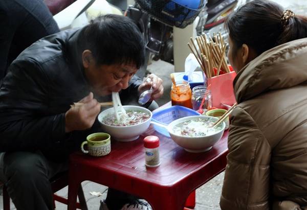 Xì xụp phở sáng nóng hổi trong mùa đông Hà Nội
