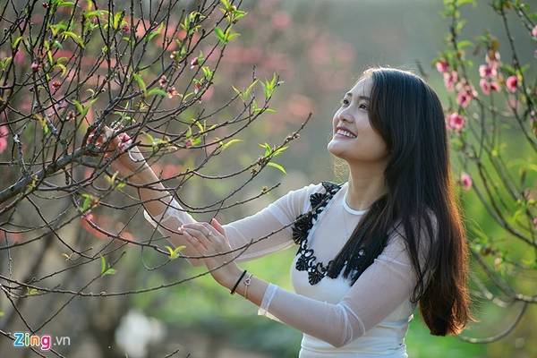 Chụp ảnh hoa đào ngày Tết trong mùa đông Hà Nội