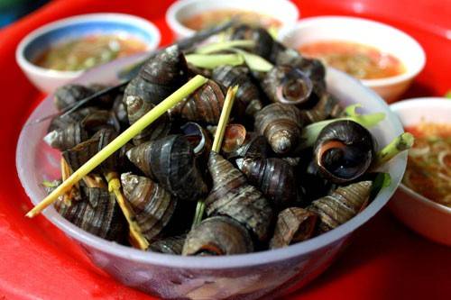 Thưởng thức ốc luộc nóng hổi vỉa hè Hà Nội
