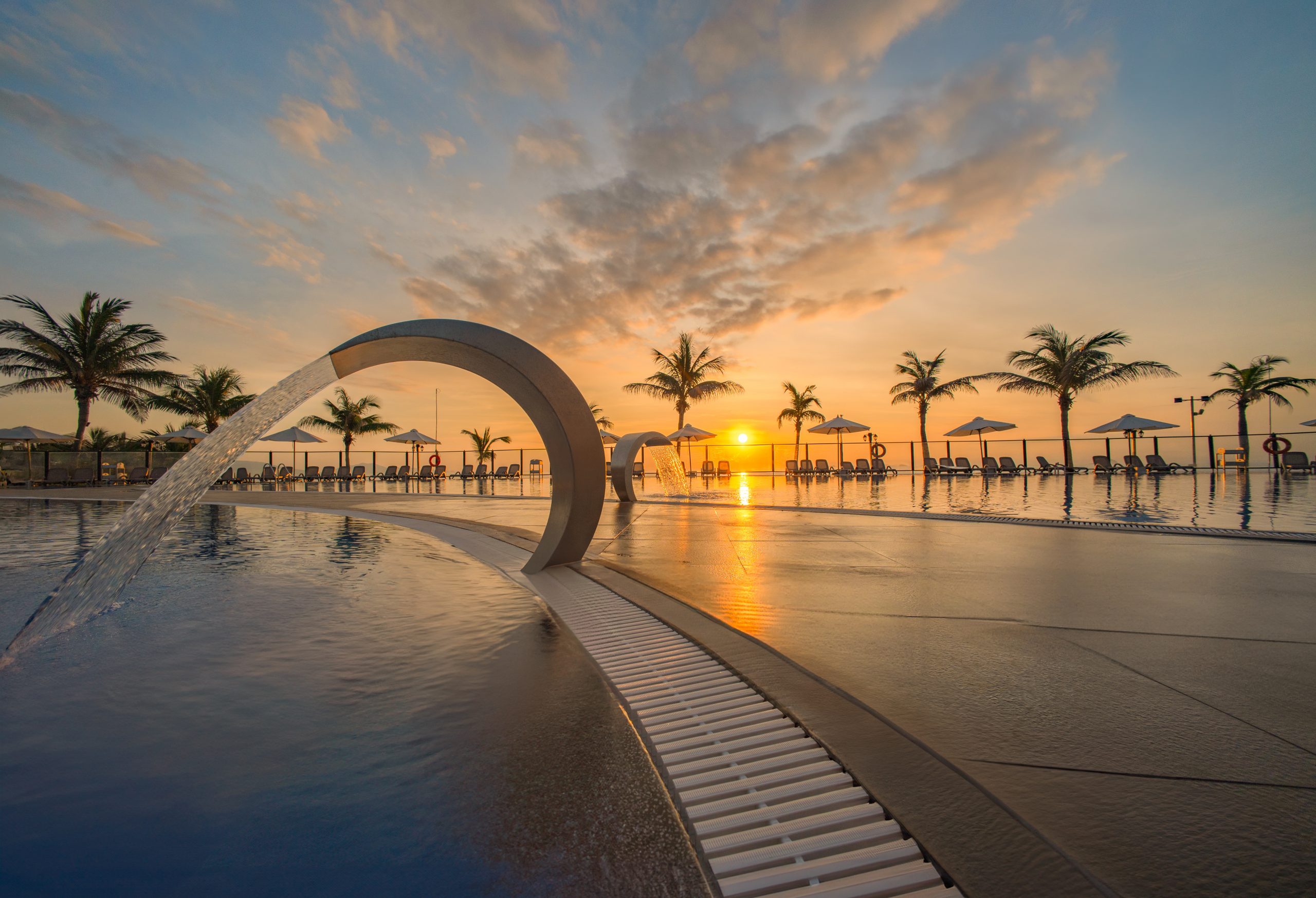 Hồ bơi ngoài trời lộng gió sát bãi biển tại Swandor resort Cam Ranh