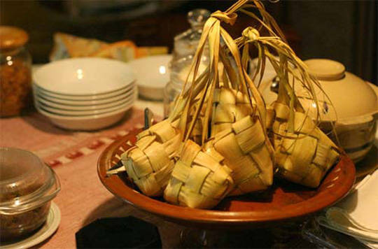 Ketupat bánh dừa món ăn ngày Tết tại Indonesia