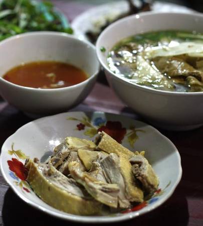 8-bunngan Bún ngan và chả ngan nướng ở vỉa hè phố Hàng Bông (gần ngã tư Phủ Doãn, Hà Nội)