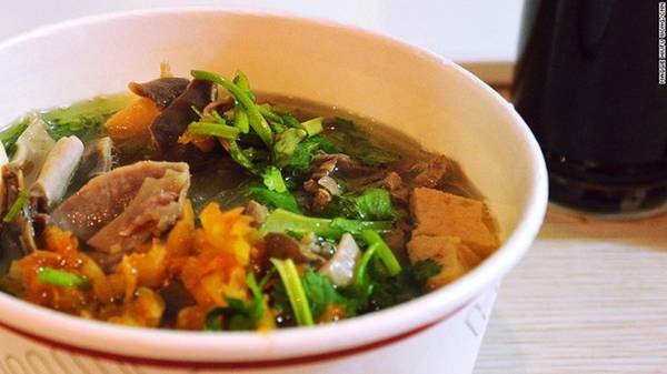 Súp tiết vịt: Nguyên liệu chính của món ăn này là tiết và lòng mề vịt. Súp tiết vịt có giá khá rẻ, thường được nấu với miến.