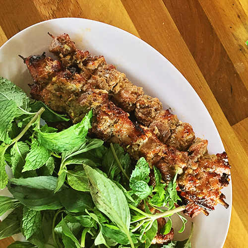 Bò núi nướng que  Thịt bò được nướng chín nhưng lại không có mùi khói, vẫn còn kẹp que tre khi đem ra phục vụ khách. Khi ăn, bạn phải tự tay tháo ra. Miếng thịt bò mềm, thơm phức được ăn kèm các loại rau sống.  Địa chỉ gợi ý: Bạn có thể tìm thấy món ăn ở nhiều quán trong trung tâm thành phố Pleiku hoặc trên đường đi Biển Hồ. Giá dao động cho mỗi phần ăn từ 60.000 đồng.  Ảnh: Huấn Phan.