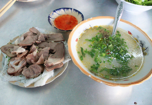 Cháo lòng bánh hỏi lòng heo  Đây là món ăn sáng rất phổ biến của người Pleiku. Người lần đầu thử món ăn sẽ bối rối vì lòng heo thường được ăn cùng cháo chứ ít nơi ăn cùng bánh hỏi như ở đây. Lòng được xắt vừa, luộc chín trước khi dọn ra cho khách. Suất ăn dao động trong khoảng 30.000 - 50.000 đồng.  Địa chỉ gợi ý: Đường Nguyễn Thái Học, góc đường Tăng Bạt Hổ - Đinh Tiên Hoàng hoặc Lê Lợi - Quang Trung. Ảnh: Huấn Phan. Ảnh: Huấn Phan.
