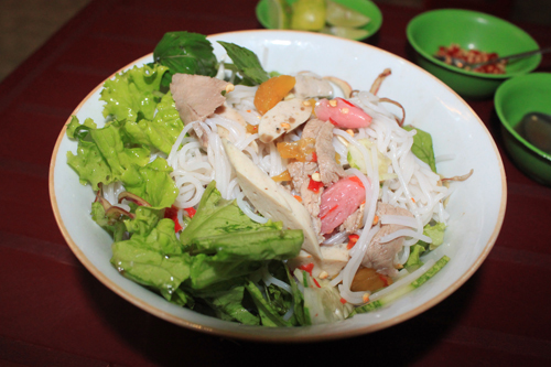Bún mắm nêm  Bún mắm nêm có thành phần là bún, chả, nem, rau sống và không thể thiếu mắm nêm, thứ nguyên liệu làm nên cái hồn cho món ăn. Mắm được làm từ cá cơm rửa sạch ướp với muối theo một tỷ lệ nhất định, cho vào hũ đậy kín lại. Khi dọn ra cho khách, để làm dịu vị mắm, đầu bếp sẽ cho thêm vào mắm nhiều loại gia vị như chanh, tỏi, ớt, đường và thơm (dứa) băm nhỏ. Suất ăn có giá 30.000 đồng. Ảnh: Huấn Phan.
