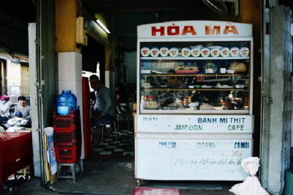 Bánh mì Hòa Mã Khách đến quán sẽ ngồi dọc con hẻm nhỏ sát bên quán, thưởng thức món ăn trên bàn ghế nhựa. Món nổi bật ở địa chỉ này là phần bánh mì ốp la trong chảo nhỏ. Chiếc chảo đầy ắp thịt, hấp dẫn với các món như trứng gà ốp la, thịt nguội, xúc xích, chả cá, chả lụa,... Tất cả đều được chiên nóng cháy cạnh tỉ mỉ cùng với ít hành tây và dùng nóng với bánh mì. Ảnh: Phong Vinh.