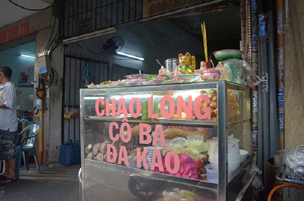 Cháo lòng cô Ba Đa Kao Đối với người sành ăn, những lúc thèm cháo thì địa chỉ này luôn xuất hiện đầu tiên trong danh sách ở Sài Gòn. Quán níu chân khách bởi hương vị của miếng dồi được làm theo công thức gia truyền. Dồi nhồi thăn heo, được tẩm ướp khéo léo. Giá cho một tô cháo là 40.000 đồng. Tuy mắc hơn so với mặt bằng chung, quán cháo này vẫn hút khách suốt nhiều năm qua. Ảnh: Phong Vinh.
