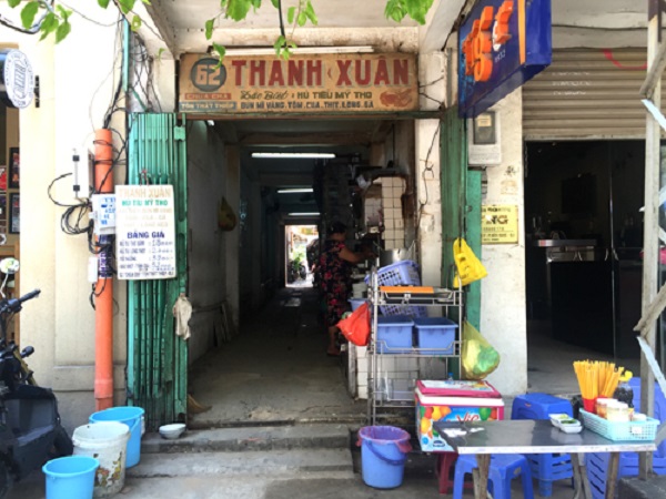 Hủ tiếu Thanh Xuân Quán nằm ngay trung tâm quận 1, gây ấn tượng với hương vị nước lèo thơm ngọt, đúng vị Mỹ Tho được người chủ gìn giữ suốt 70 năm qua. Quán mở cửa 6h - 19h, giá trung bình từ 30.000 đồng. Ảnh: Mr. True.