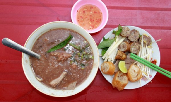 Cháo lòng cô Giang Tô cháo ở đây khiến người khó tính nhất cũng phải gật gù vì hương vị. Quán này đã 4 đời chủ, bán đến nay đã 80 năm. Nếu ngày trước chỉ là gánh hàng bán rong trong khu chợ Cầu Muối thì bây giờ quán đã có địa chỉ hẳn hoi trên đường Cô Giang (quận 1). Gạo được rang trước khi nấu nên hạt cháo nở bung mà không bị nát, thơm phưng phức. Các món lòng, dồi, dạ dày, gan... ăn kèm đều được chủ chọn đồ tươi chứ không phải đồ đông lạnh, xử lý sạch sẽ nên khi ăn không bị mùi. Ảnh: Oneclicktogo.