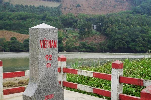 Cột mốc 92 – Lũng Pô trên đường phượt Bát Xát là ngã ba nơi sông Nguyên Giang gặp dòng Lũng Pô, hòa vào sông Hồng và là mốc biên giới Việt Nam - Trung Quốc. Ảnh: Hương Chi.