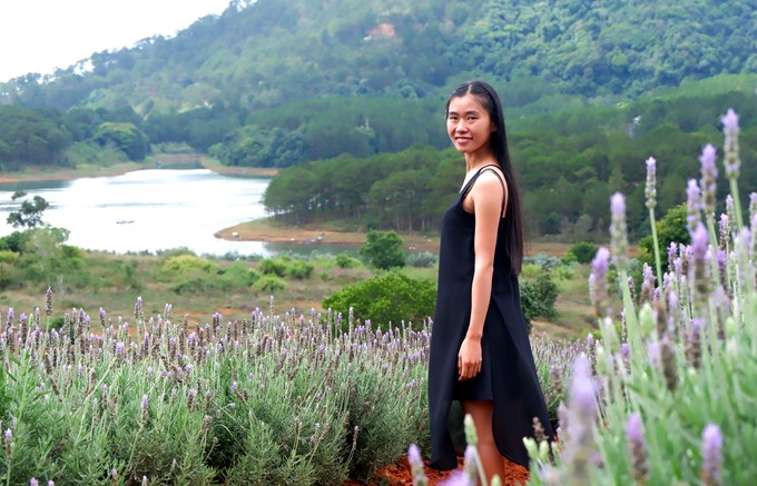Check-in cầu gỗ Lavender  Điểm trồng hoa oải hương này nằm trên đường vào hồ Tuyền Lâm và làng Đất Sét, cách trung tâm TP Đà Lạt khoảng 10 km. Ở đây hoa được trồng trên diện rộng, theo từng luống nên khách có thể đi xen vào các luống để tham quan, giá 50.000 đồng mỗi lượt. Bên cạnh cánh đồng oải hương, các bạn trẻ còn thích thú check-in với cây cầu gỗ thơ mộng nằm cạnh một hồ nước gần đó.  Để đến đây, bạn có thể chạy theo đường Triệu Việt Vương hướng về hồ Tuyền Lâm. Khi thấy biển hướng dẫn đi Đường hầm Đất Sét thì rẽ phải. Từ đây, bạn tiếp tục đi thẳng 4 km thì rẽ trái khi thấy biển Lavender Dalat là tới nơi. Ảnh: Sao La Nguyen.