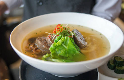 Regent Taipei  Khách sạn Regent đã nhiều lần giành giải thưởng tại Lễ hội mì bò Đài Bắc và phục vụ rất nhiều món mì bò khác nhau tại nhà hàng Azie Grand Café bên trong khách sạn. Món mì được cho là ngon nhất ở đây có tên New Formosa (giá khoảng 320.000 đồng/ tô). New Formosa từng giành giải sáng tạo ở lễ hội mì năm 2013. Món mì này gồm thịt bò và rau cải đắng của Đài Loan.  Địa chỉ: Nhà hàng Azie Grand Café, Khách sạn Regent Taipei: Số 3, đường 30, khu 2, đường Chungshan North, Đài Bắc.