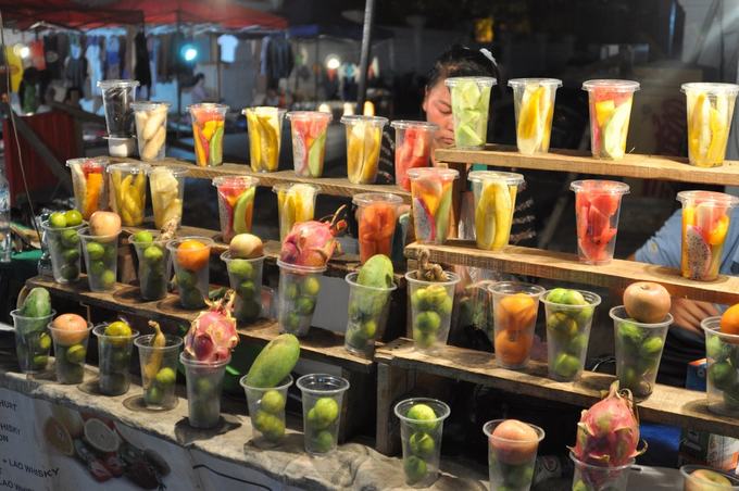 Hoa quả trộn  Những trái cây nhiệt đới như thanh long, chanh, xoài, dưa hấu... có rất nhiều ở Lào. Hoa quả trộn thường dùng kèm với đá bào để giải khát. Du khách hãy thử một lần ăn bơ trộn cùng sữa đặc ở Luang Prabang (tiếng địa phương gọi là "sep lai"), đó là một trong những loại quả làm món này rất ngon.