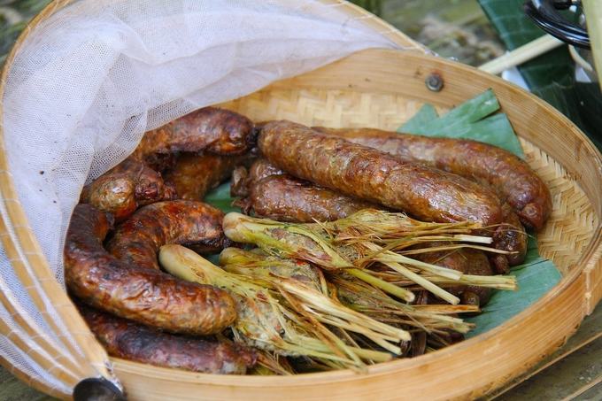 Xúc xích  Xúc xích bò, heo là đặc sản ở cố đô Luang Prabang. Trong các tiệc cưới hay chiêu đãi nào ở đây cũng không thể thiếu được xúc xích. Món ăn có thể ăn riêng hoặc ăn cùng xôi, ớt và gừng. Những miếng xúc xích ở đây có hương vị đậm đà nhờ có chanh, tỏi và tiêu xay kèm củ sả.