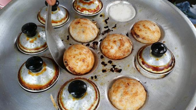 Bánh dừa  Ka nom kok hay bánh dừa là một món ăn ngọt có bán khắp các đường phố ở Luang Prabang. Chiếc bánh làm từ sữa dừa, đường, bột gạo và nấu trên bếp nóng có hình khuôn bánh tròn nhỏ. Hai nửa chiếc bánh được nấu chín riêng rẽ rồi úp lại như bánh mì kẹp sandwich. Một mẻ bánh ka nom kok thường được bọc trong lá chuối hoặc túi nhỏ để khách dễ cầm và thưởng thức ngay khi mới chín.