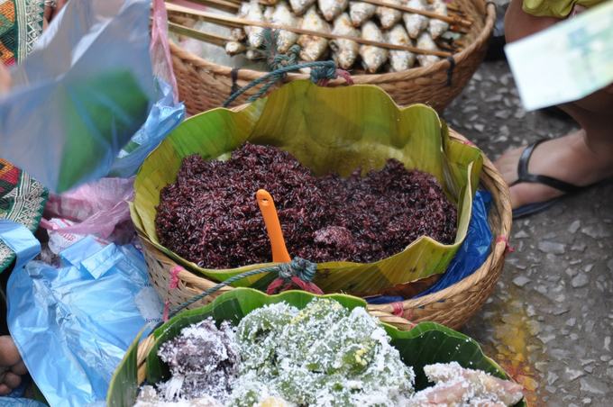 Bột sắn và cơm đen  Cây sắn thường được dùng để làm bột sắn, một món ăn khá phổ biến ở Lào. Sản phẩm từ loài cây này còn dùng làm mì kopiak để nấu súp hoặc nấu đông trong các món ăn ngọt, các loại trà. Cơm đen ở Lào được dùng làm món ăn ngọt như xôi xoài, khi trộn sữa dừa với xôi và cả xoài tươi.