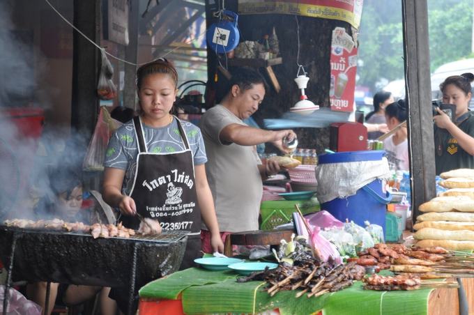 Thịt nướng  Người Lào cũng ăn nội tạng, da và nhiều bộ phận khác của động vật mà thường không có trong ẩm thực phương Tây. Các quán bán đồ nướng luôn bày bếp nướng bằng than ngay ngoài trời và bắt đầu bán từ sáng sớm tới tối mịt. Hãy chọn phần thịt mà bạn thích (thường đã xiên vào que hoặc buộc kẹp que tre) và yêu cầu người bán nướng chín tại chỗ để thưởng thức. Các quán đồ nướng này sử dụng từ thịt gà, lợn, bò và cả nguyên con cá.