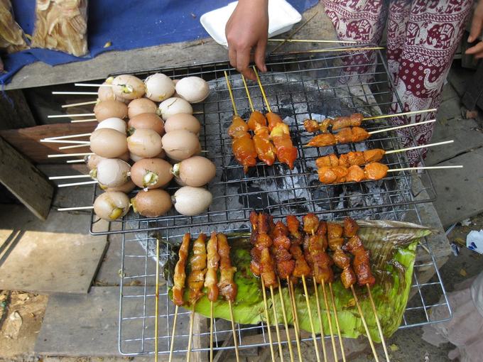 Trứng nướng  Một loại đồ nướng cũng được người Lào và du khách ưa chuộng là trứng nướng xiên que. Trong tiếng địa phương, trứng nướng là ping kai, một món ăn vặt phổ biến, dễ ăn và dễ tìm. Trứng được rửa sạch và đục một lỗ bên trên thật cẩn thận. Lòng trắng và đỏ bên trong sẽ được trộn cùng với tiêu, nước mắm, hành tươi và nhiều loại gia vị khác để tăng hương vị. Sau đó trứng được nước trực tiếp trên bếp tới khi bên trong chín hẳn.
