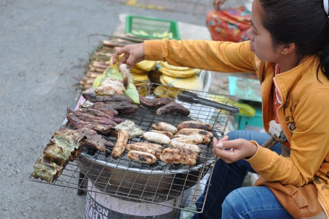 Chuối nướng  Ở Luang Prabang, chuối nướng cũng được bán rất nhiều và thường bỏ trong túi. Chuối ở Lào nhỏ và ngọt, nhưng thay vì ăn trực tiếp, người dân nơi đây lại đặc biệt thích chế biến chúng thành món ăn nóng. Chuối nướng có thể ăn vào buổi sáng hoặc làm đồ ăn vặt giữa buổi.