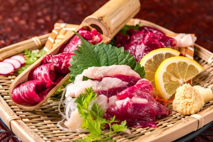 Thịt ngựa sống Sakuraniku - món ăn Nhật Bản