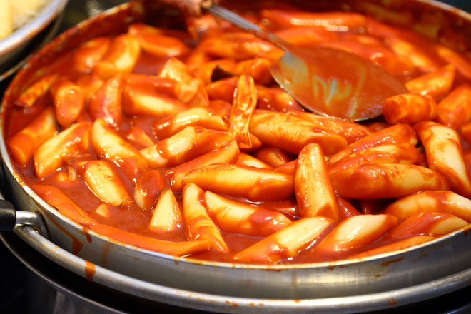 Tteokbokki cay ngọt bán vỉa hè Hàn Quốc