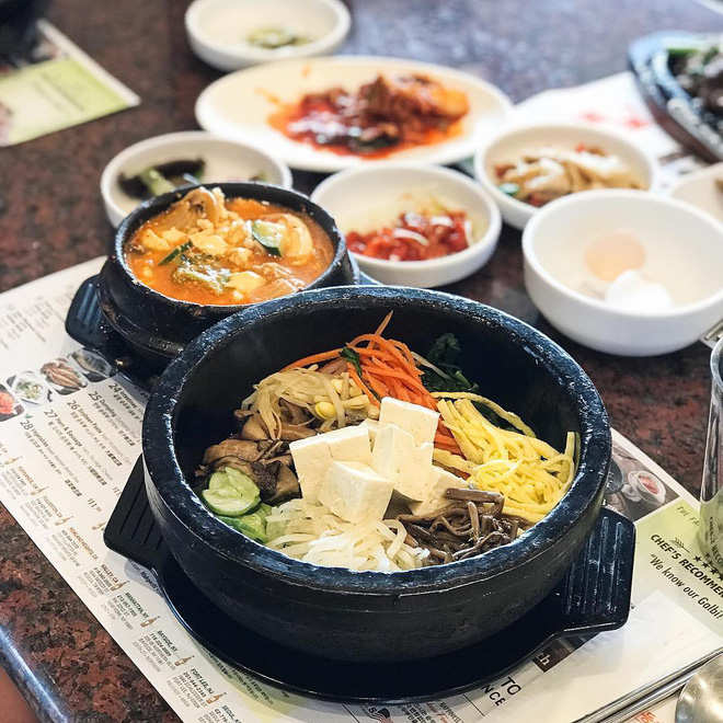 Bibimbap trong bát đá nóng hổi của ẩm thực Hàn Quốc