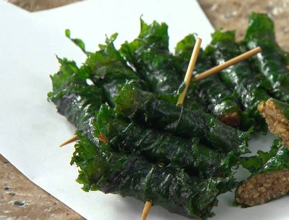 Shiso maki - món ăn lạ Nhật Bản với lá shiso: Hạt dẻ và miso trộn mè rang, cuộn trong lá shiso rồi nấu chín với dầu mè.
