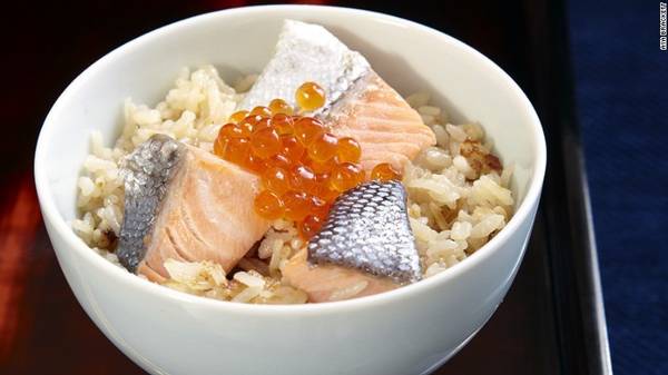 Harako meshi: Cá hồi là một nguyên liệu quan trọng trong ẩm thực vùng Tohoku và Harako meshi (cơm cá hồi với trứng cá) là đặc sản của vùng. Món ăn này thường được làm trong các buổi hội họp gia đình, mỗi nhà lại có một cách chế biến riêng. Các miếng cá hồi đã nấu chín được bày trên cơm, thêm một chút trứng cá.