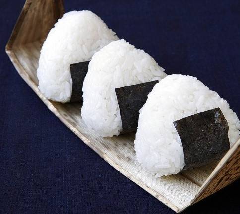 Cơm nắm onigiri: Món cơm nắm có thể được làm từ cơm trắng hoặc cơm nấu cùng các nguyên liệu khác. Cơm được ép thành các nắm vừa ăn, bọc tảo tía. Món này rất dễ ăn và dễ đem theo.