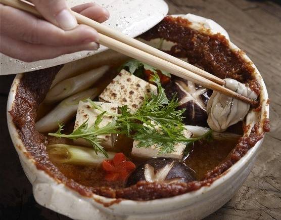 Lẩu hàu: Canh miso được cho vào nổi từng chút một, thêm gia vị và các loại rau củ, đun lửa nhỏ. Hàu được người ăn nhúng vào cho tới khi chín tái và ăn nóng.