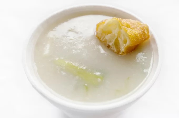 Cháo  Cháo là món ăn sáng truyền thống của người dân nơi đây. Món được nấu bằng cách đun sôi gạo trong một lượng lớn nước, có thể nêm nếm sao cho ngọt hoặc mặn tùy người ăn. Ở Trung Quốc, cháo thường được ăn cùng quẩy hoặc trứng. Ảnh: Shutterstock/Starry sky.