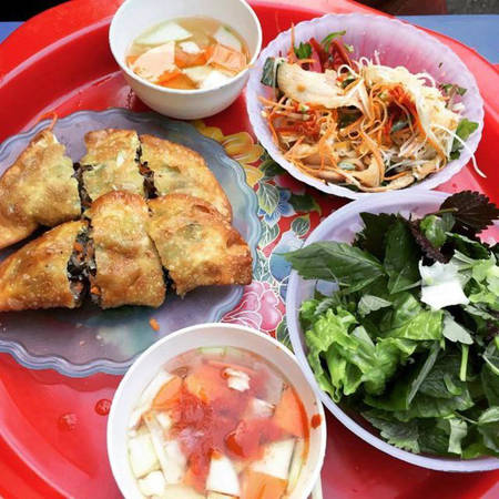 Bánh gối bánh tôm tại ẩm thực Nghĩa Tân