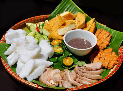 Bún đậu mắm tôm Vị mát của bún lá cắt miếng cùng với vị béo giòn của đậu rán, ngọt thơm của thịt chân giò, tươi mát của rau sống… được chấm với bát mắm tôm chua ngọt; thêm chút vị tê cay của ớt tạo nên món dễ ăn, hấp dẫn trong thời tiết oi bức. Giá một suất bún đậu từ 25.000 đến 40.000 đồng. Một số địa chỉ bán bún đậu mắm tôm ngon là: Ngõ Tràng Tiền, Hàng Khay, Phan Phù Tiên (Cát Linh)…Ảnh: An Huỳnh.