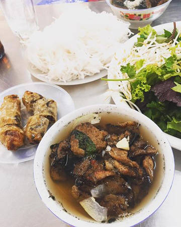 Bún chả Với những miếng chả được nướng nóng hổi trên bếp than, tưởng sẽ khó nuốt nổi trong thời tiết oi bức, nhưng khi bỏ vào bát nước chấm mặn ngọt thì lập tức giảm nhiệt. Chả vẫn dậy mùi thơm của gia vị tẩm ướp, mềm ngọt, thêm một chút ngậy của thịt nướng cháy cạnh. Chả ăn kèm với bún mát, đu đủ thái miếng, cùng vài cọng rau sống tươi là đủ xua đi cái nóng của mùa hè. Giá một suất bún chả dao động từ 25.000 đến 40.000 đồng. Một số địa chỉ bán bún chả ngon là: Bún chả Hương Liên (Lê Văn Hưu), ngõ chợ Đồng Xuân, Hàng Mành…Ảnh: Võ Kim Yến.
