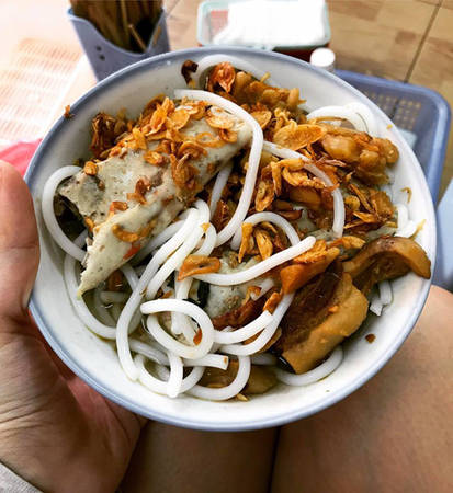 Canh bún (bún trộn) Đây được biến tấu từ các món bún nước truyền thống bằng cách trộn bún, thịt (bò, lợn, gà… tùy khách chọn) với nước trộn đặc sánh, béo ngậy cùng rau chần, hành phi, lạc rang, giò lụa, tóp mỡ… Món ăn này ít nước nên sẽ thanh mát, dễ ăn với thực khách hơn thay vì họ phải húp bát bún đầy nước “nóng bỏng”. Giá của một bát canh bún thường từ 30.000 đến 40.000 đồng. Một số địa chỉ bán canh bún ngon là: Nguyễn Siêu, Hàng Điếu, Đê La Thành…Ảnh: Ngọc Ánh.