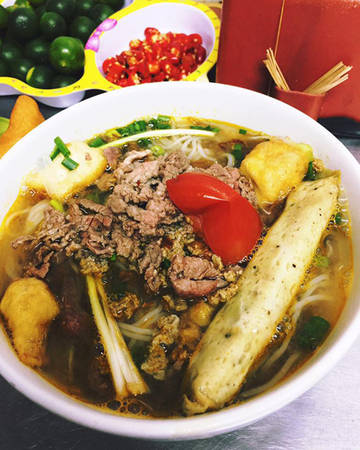 Bún riêu cua Những bát bún trắng được chan nước riêu ngọt đậm vị cua; thêm gạch cua vàng sậm; cùng với mấy miếng đậu rán, giò, cà chua bổ cau… ăn kèm với rau diếp thái nhỏ, chanh, tỏi, ớt và một chút mắm tôm sẽ dễ dàng thành món “gây nghiện” cho nhiều người. Những địa điểm bán bún riêu ngon là Tô Hiệu (Cầu Giấy), Hoàng Mai, Quang Trung… với giá trung bình là 30.000 đồng một bát. Ảnh: Huyền Trang.